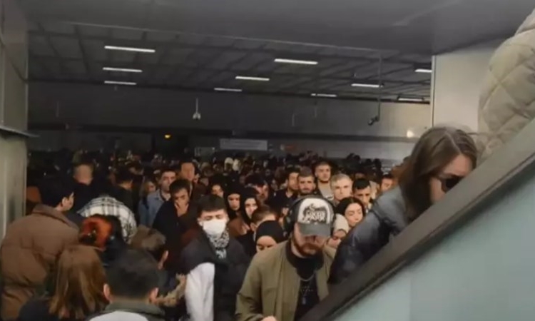 Metrobüs durağında yürüyen merdivenler ters yönde çalıştı: 3 kişi yaralandı 1 Metrobüs durağında yürüyen merdivenler ters yönde çalıştı: 3 kişi yaralandı