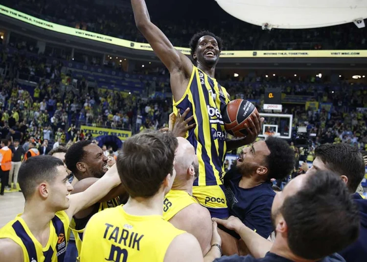 Fenerbahçe Beko, ALBA Berlin’i ezdi! Hayes-Davis sayı rekoru kırdı