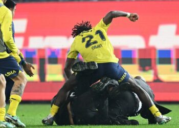 Osayi Samuel ilk kez konuştu: Takımımı savunmak zorundaydım, nefsi müdafaaydı 4 Osayi Samuel ilk kez konuştu: Takımımı savunmak zorundaydım, nefsi müdafaaydı