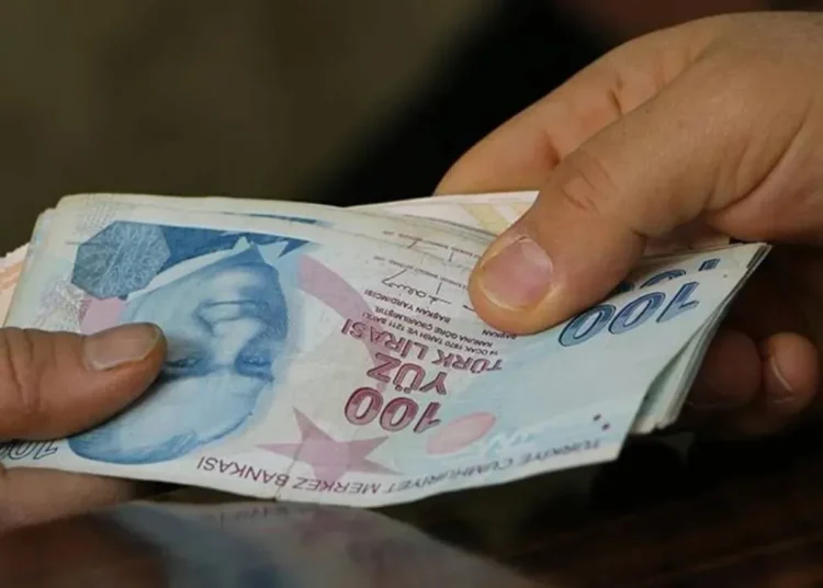 Yanlış banka hesabına transfer edilen 12 bin TL bir ay sonra sahibini buldu 1 Yanlış banka hesabına transfer edilen 12 bin TL bir ay sonra sahibini buldu