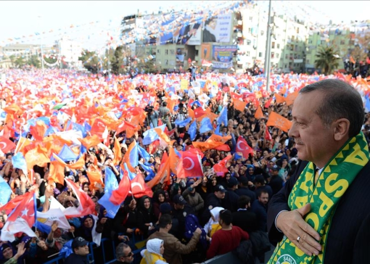 Son dönemdeki çıkışları tepki çekmişti: AKP Urfa İl Başkanı, Erdoğan'ın da katıldığı mitingde yuhalandı 1 Son dönemdeki çıkışları tepki çekmişti: AKP Urfa İl Başkanı, Erdoğan’ın da katıldığı mitingde yuhalandı