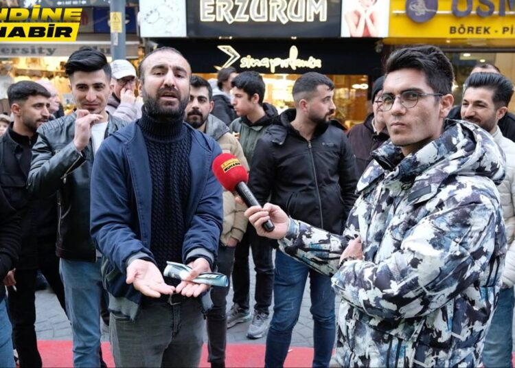 Korku imparatorluğu! Sokak röportajında Erdoğan’ı eleştirdi: Anında gözaltı 1 Korku imparatorluğu! Sokak röportajında Erdoğan’ı eleştirdi: Anında gözaltı