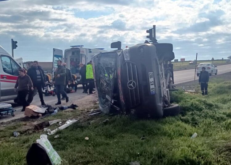 Tekirdağ’da TIR ile yolcu minibüsü çarpıştı: Beş ölü, 10 yaralı 1 Tekirdağ’da TIR ile yolcu minibüsü çarpıştı: Beş ölü, 10 yaralı