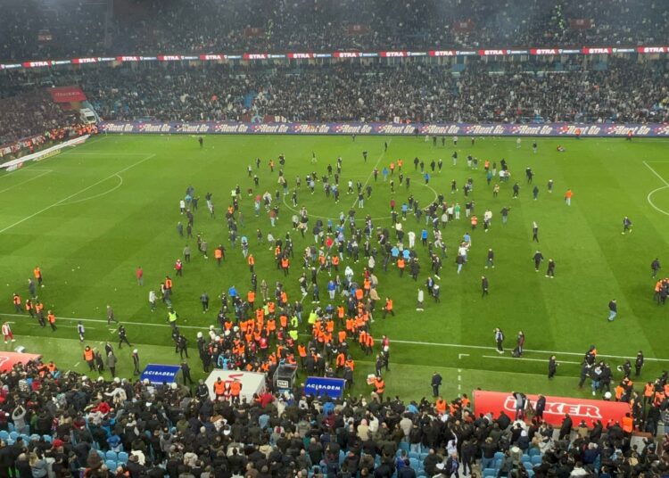 Trabzonspor'un cezası düşürüldü, Oosterwolde ve İrfan Can'ın cezaları onandı 1 Maç sonu saha karıştı: Trabzonlu taraftarlar Fenerbahçeli futbolculara saldırdı
