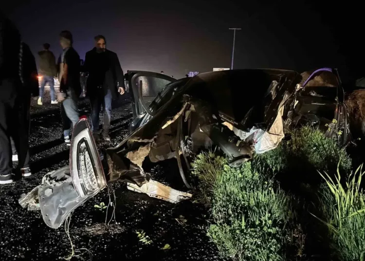 Otomobil çarpmanın etkisiyle ikiye bölündü: 3 ölü, 6 yaralı 1 Otomobil çarpmanın etkisiyle ikiye bölündü: 3 ölü, 6 yaralı