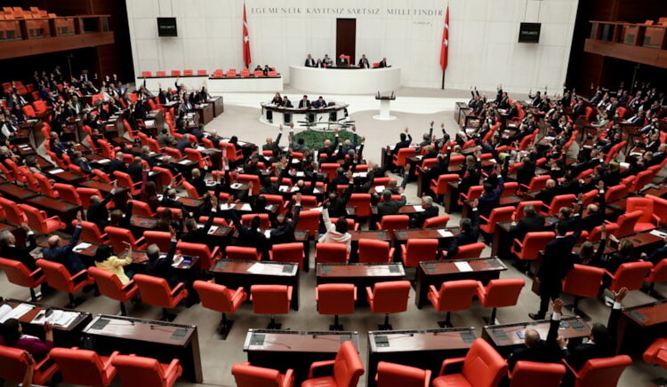 'Kayyum' maddesi 8. Yargı Paketi'nden çıkarıldı 1 ‘Kayyum’ maddesi 8. Yargı Paketi’nden çıkarıldı