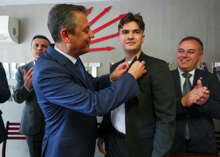 AKP Gençlik Kolları’ndan CHP’ye transfer: Rozetini Özel taktı