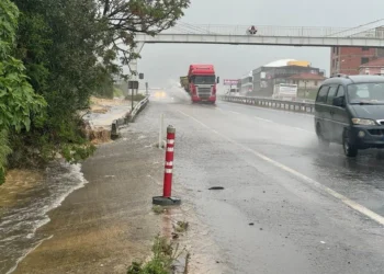 Fırtına ve sağanak İstanbul trafiğini vurdu