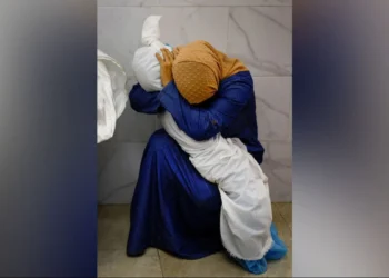 Yılın Dünya Basın Fotoğrafı: Kefene sarılı beş yaşındaki yeğenini kucaklayan Filistinli kadın 6 Yılın Dünya Basın Fotoğrafı: Kefene sarılı beş yaşındaki yeğenini kucaklayan Filistinli kadın