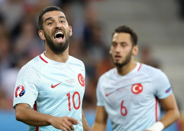 Hakan Çalhanoğlu'ndan Arda Turan itirafı: En iyisi… 1 Hakan Çalhanoğlu’ndan Arda Turan itirafı: En iyisi…