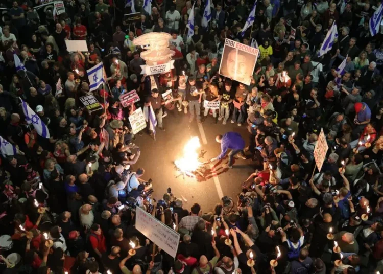 Tel Aviv’de 100 binler sokakta: İsrailliler Netenyahu’nun istifasını istiyor 1 Tel Aviv’de 100 binler sokakta: İsrailliler Netenyahu’nun istifasını istiyor