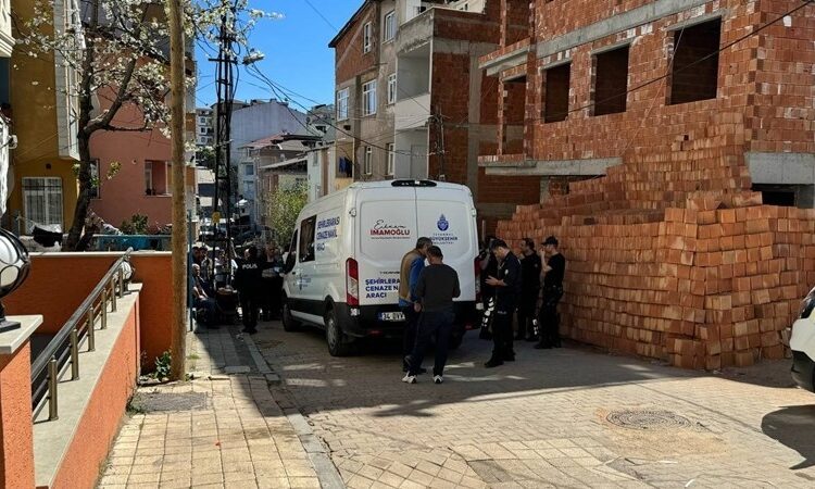 İstanbul'da aile katliamı... Anne ile ağabey öldü, baba ile kız kardeş yaralandı! 1 İstanbul’da aile katliamı… Anne ile ağabey öldü, baba ile kız kardeş yaralandı!