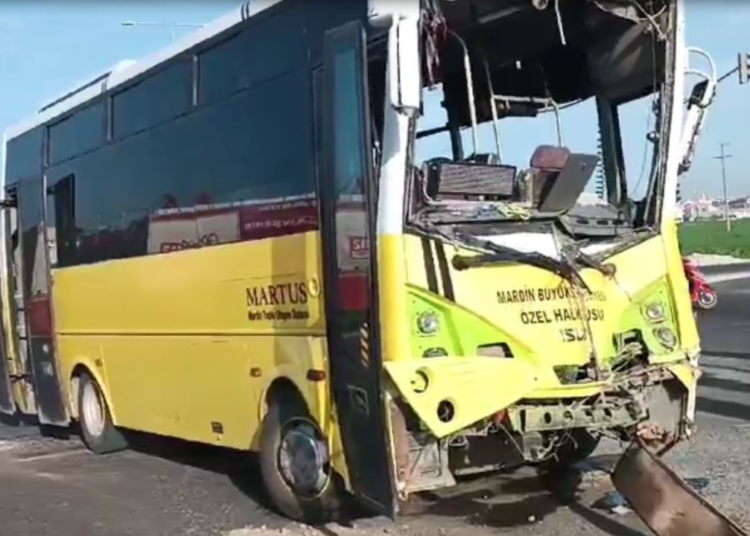 Mardin'de midibüs ile TIR çarpıştı: 18 yaralı 1 Mardin’de midibüs ile TIR çarpıştı: 18 yaralı