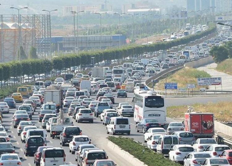 Bayram dönüşü otoyollarda uzun kuyruklar oluştu 1 Tatilin ilk gününde 651 trafik kazası yaşandı, 9 kişi hayatını kaybetti