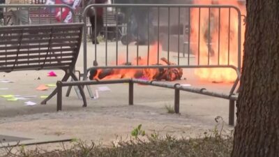 Eski Başkan Trump'ın yargılandığı mahkeme önünde kendini yaktı 3 Eski Başkan Trump'ın yargılandığı mahkeme önünde kendini yaktı