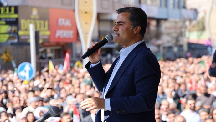 Van'da irade gaspı: Mazbata, yüzde 30 daha az oy alan AK Partili adaya verildi 1 Van’da irade gaspı: Mazbata, yüzde 30 daha az oy alan AK Partili adaya verildi