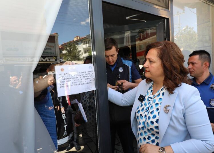 CHP’li Afyon Belediye Başkanı Burcu Köksal sığınmacılara ait iş yerlerini kapattı 1 CHP’li Afyon Belediye Başkanı Burcu Köksal sığınmacılara ait iş yerlerini kapattı