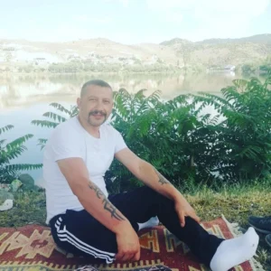 Borcunu ödemeden intihar ederek ölen arkadaşının mezarını yaktı