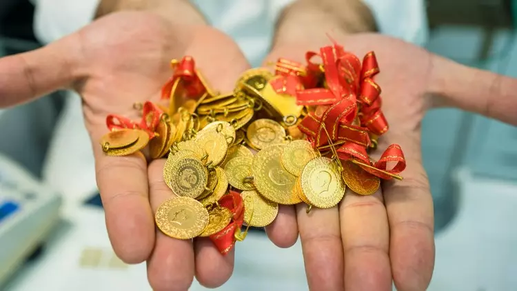 Ünlü ekonomist altın için hedef fiyat verdi! 1 Ünlü ekonomist altın için hedef fiyat verdi!