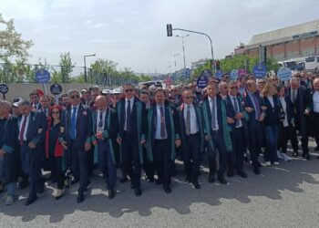 Avukatların'Büyük Savunma Mitingi' başladı 2 Avukatların’Büyük Savunma Mitingi’ başladı