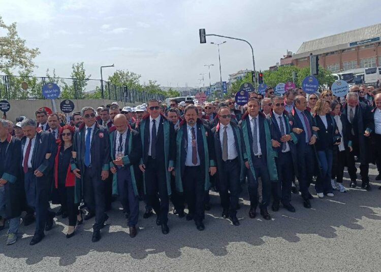 Avukatların’Büyük Savunma Mitingi’ başladı