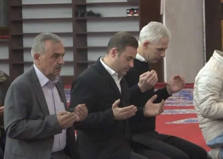 Balıkesir’de kazanan Ahmet Akın, Zağnos Paşa Camii'nde şükür namazı kıldı 1 Balıkesir’de kazanan Ahmet Akın, Zağnos Paşa Camii’nde şükür namazı kıldı