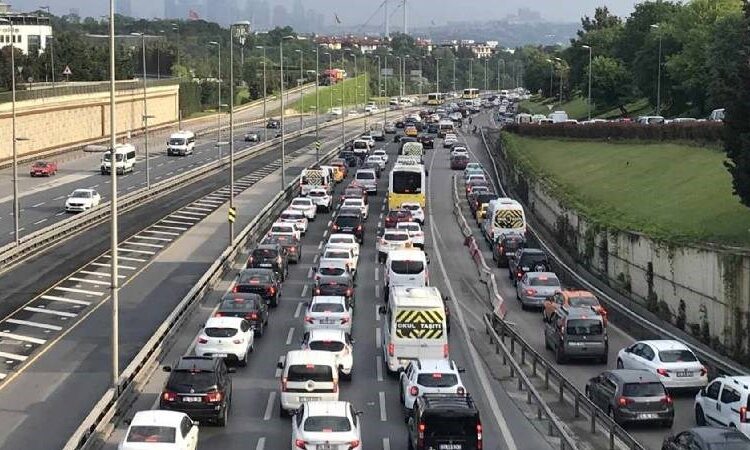 Tatil bitti, İstanbul'da trafik yoğunluğu yeniden başladı 1 Bayramın son günü kamyon, çekici ve tanker cinsi araçlar için 24 saatlik trafik kısıtlaması