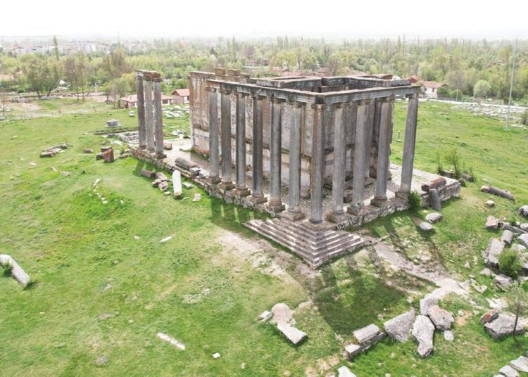 Dünyanın ilk borsasının üzerini örten toprak kalkıyor 1 Dünyanın ilk borsasının üzerini örten toprak kalkıyor