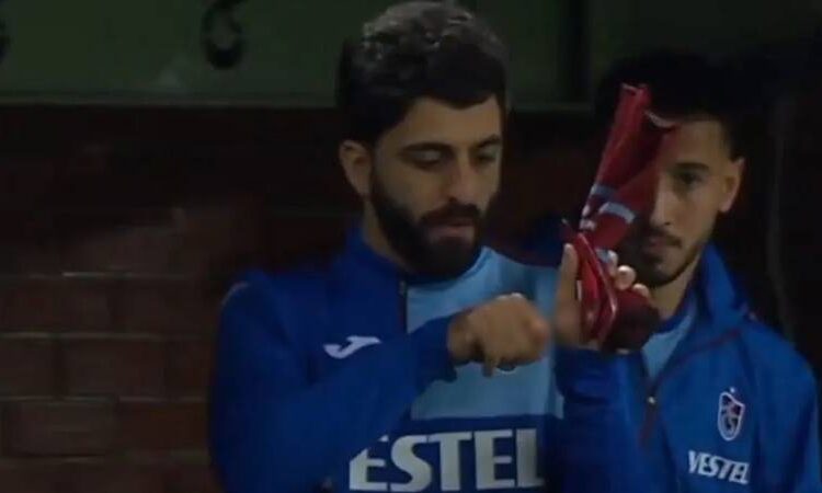 Umut Bozok çok konuşulan el hareketi için açıklama yaptı 1 Umut Bozok çok konuşulan el hareketi için açıklama yaptı