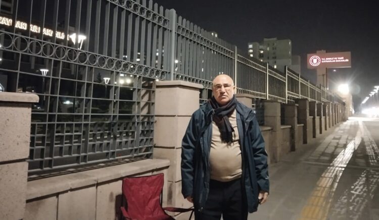 Mardin’deki elektrik kesintilerini protesto için Enerji Bakanlığı önünde oturma eylemi başlattı 1 Mardin’deki elektrik kesintilerini protesto için Enerji Bakanlığı önünde oturma eylemi başlattı