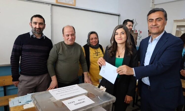 DEM'in tulum çıkardığı Van'da Bakanlık hamlesi: Seçilen adayın hakları alındı 1 DEM’in tulum çıkardığı Van’da Bakanlık hamlesi: Seçilen adayın hakları alındı