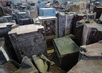 Maraş depremlerinde enkazdan çıkarılan çelik kasalar açıldı