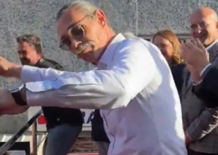 Erdal Beşikçioğlu'ndan zafer coşkusu: Roman havası, zeybek, erik dalı, horon... 1 Erdal Beşikçioğlu’ndan zafer coşkusu: Roman havası, zeybek, erik dalı, horon…