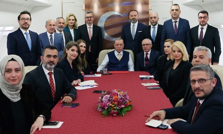 Erdoğan, uçakta gazetecilere konuştu
