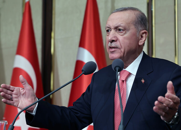 Eski metin yazarından Erdoğan'a: Eline kılıcı alıp ot biçer gibi insan kellesini biçmeli 1 Eski metin yazarından Erdoğan’a: Eline kılıcı alıp ot biçer gibi insan kellesini biçmeli