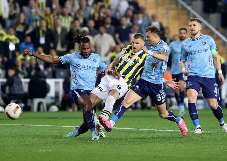 Fenerbahçe evinde Adana Demirspor'u 4-2 mağlup etti 1 Fenerbahçe evinde Adana Demirspor’u 4-2 mağlup etti