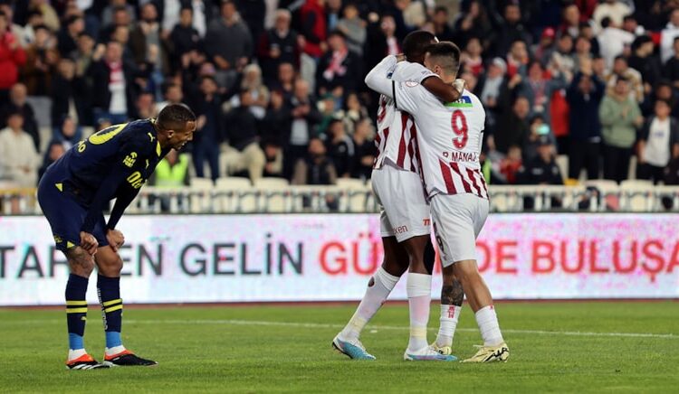 Fenerbahçe Sivas’ta ağır yara aldı! Şampiyonluk zora girdi 1 Fenerbahçe Sivas’ta ağır yara aldı! Şampiyonluk zora girdi
