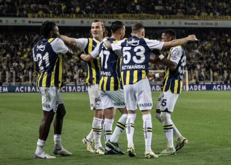 Beşiktaş engelini geçen Fenerbahçe şampiyonluk umudunu koruyor