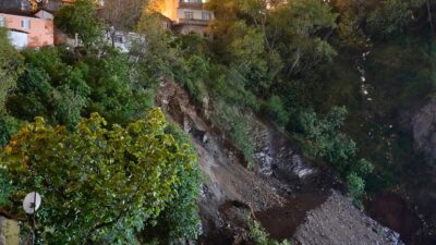 Gaziosmanpaşa’da toprak kayması nedeniyle 24 bina boşaltıldı