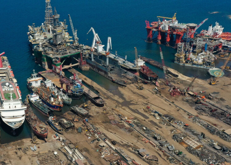 Greenpeace daha önce asbest uyarısı yapmıştı: İtalyan donanmasına ait gemiler İzmir'e demirledi 1 Greenpeace daha önce asbest uyarısı yapmıştı: İtalyan donanmasına ait gemiler İzmir’e demirledi