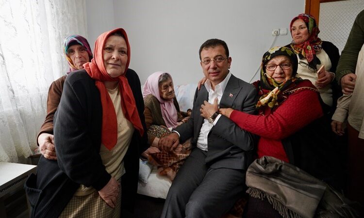 İmamoğlu memleketinde yurttaşlarla buluştu: ‘Hangi belediye başkanı kapımızı çalarsa…’ 1 İmamoğlu memleketinde yurttaşlarla buluştu: ‘Hangi belediye başkanı kapımızı çalarsa…’