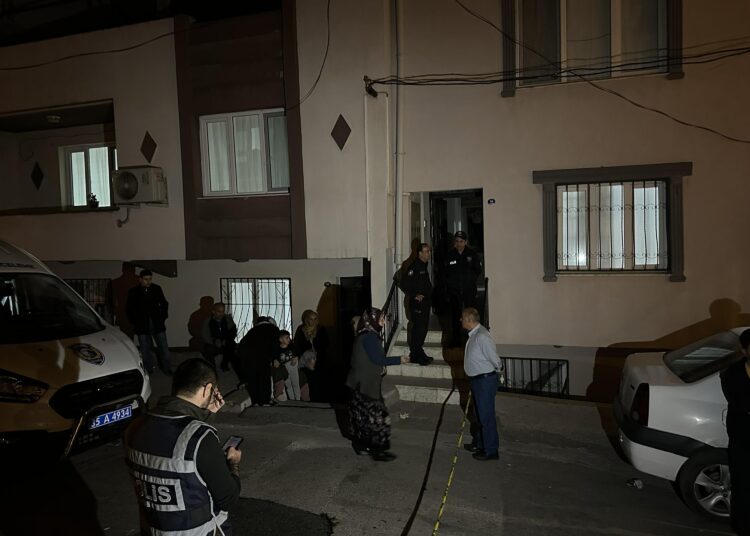 İzmir’de vahşet! İki kızını başlarından vurup intihara kalkıştı 1 İzmir’de vahşet! İki kızını başlarından vurup intihara kalkıştı