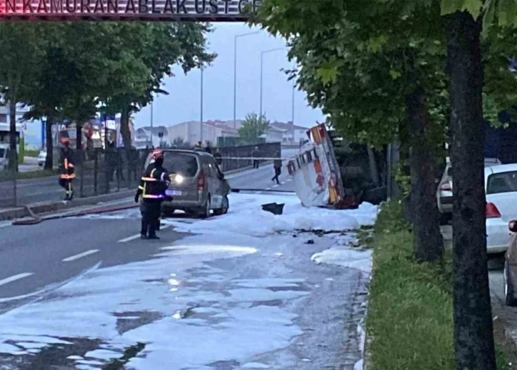 Tanker faciası ucuz atlatıldı! Dökülen benzinin patlama ihtimaline karşın yol kapatıldı evler boşaltıldı 1 Tanker faciası ucuz atlatıldı! Dökülen benzinin patlama ihtimaline karşın yol kapatıldı evler boşaltıldı