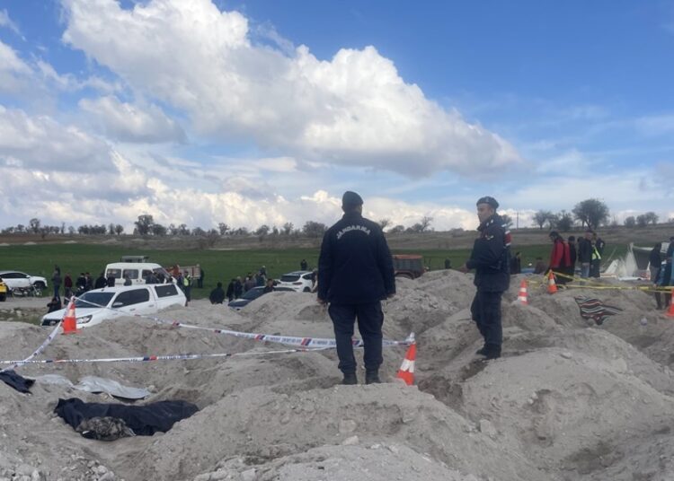 Niğde'de patates deposu yapımında meydana gelen göçükte 2 kişi öldü, 4 kişi yaralandı 1 Niğde’de patates deposu yapımında meydana gelen göçükte 2 kişi öldü, 4 kişi yaralandı
