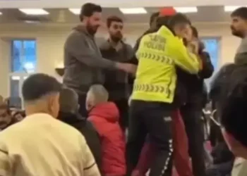 Örümcek adam kostümüyle namaz kılan genç: Polislerce darp edildim