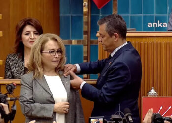 İYİ Parti'den istifa eden Ayşe Sibel Yanıkömeroğlu CHP'ye katıldı 6 İYİ Parti’den istifa eden Ayşe Sibel Yanıkömeroğlu CHP’ye katıldı