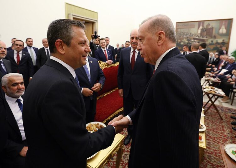 Mümtaz’er Türköne yazdı I Mücadele mi, müzakere mi?