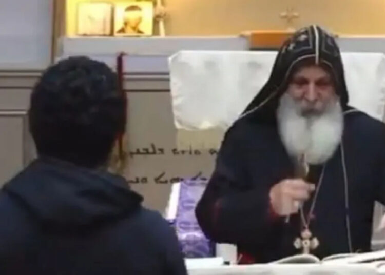 Avustralya’da kiliseye canlı yayında saldırı: Papaz bıçaklandı