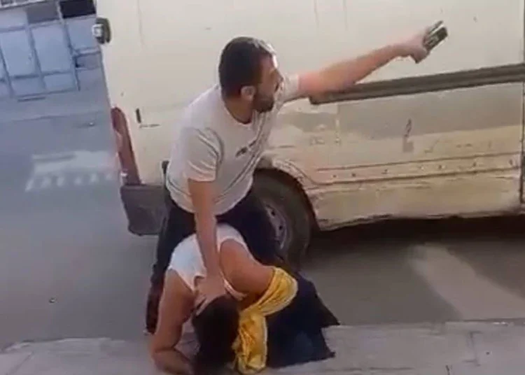 'Dur' ihtarını duymayan yurttaşlara biber gazı sıkan polise soruşturma 1 ‘Dur’ ihtarını duymayan yurttaşlara biber gazı sıkan polise soruşturma