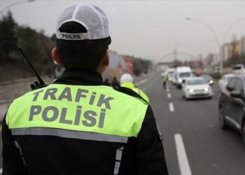 Ceza yazan trafik polisini bıçakladı